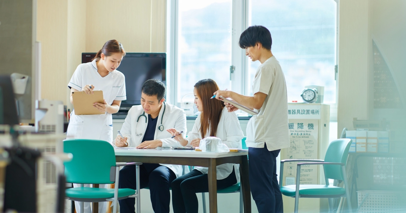 会議中の4人の医療スタッフ